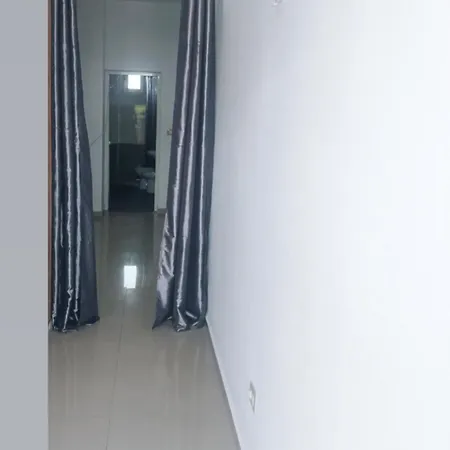 House Ura E Mesit 아파트